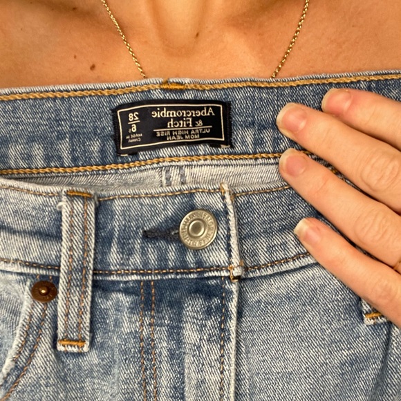 Abercrombie 90s Straight High Rise Jean Distressed - Picture 2 of 6